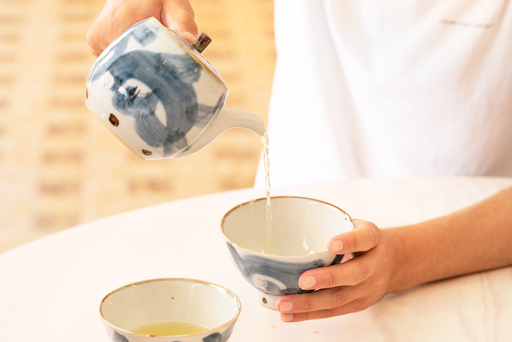 préparation thé chaud dans théière japonaise khiara